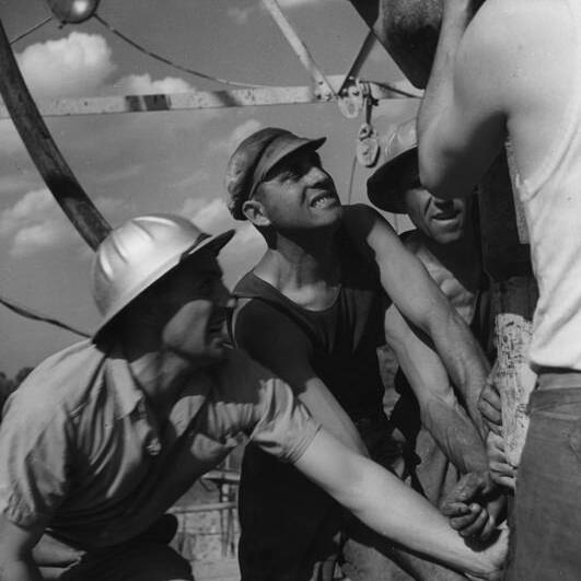Ouvriers sur le derrick